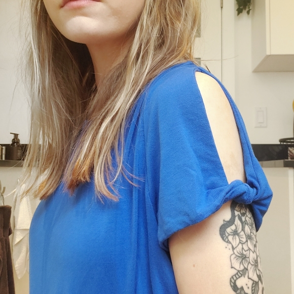 Super soft tee with open shoulders - Picture 1 of 3